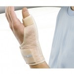 Muñequera con pulgar y barra rígida-MedicinaCom-POS-15003